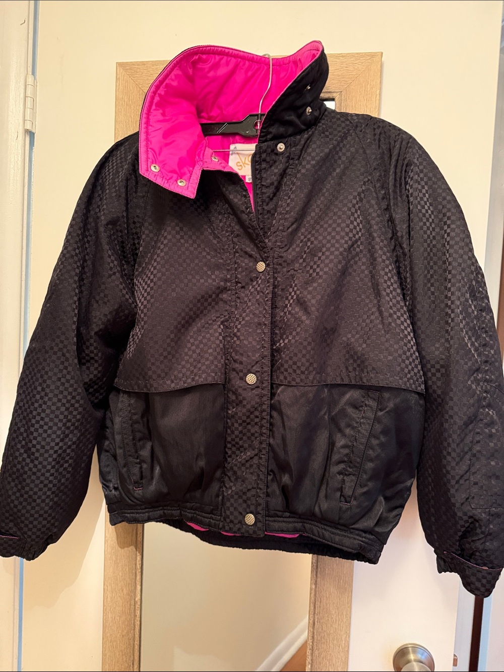 SKEA Women' Black /pink Puffer Jacket with Hot Pink Lining